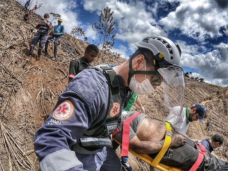 A vítima foi socorrida e encaminhada ao HGE | Foto: Divulgação/Samu