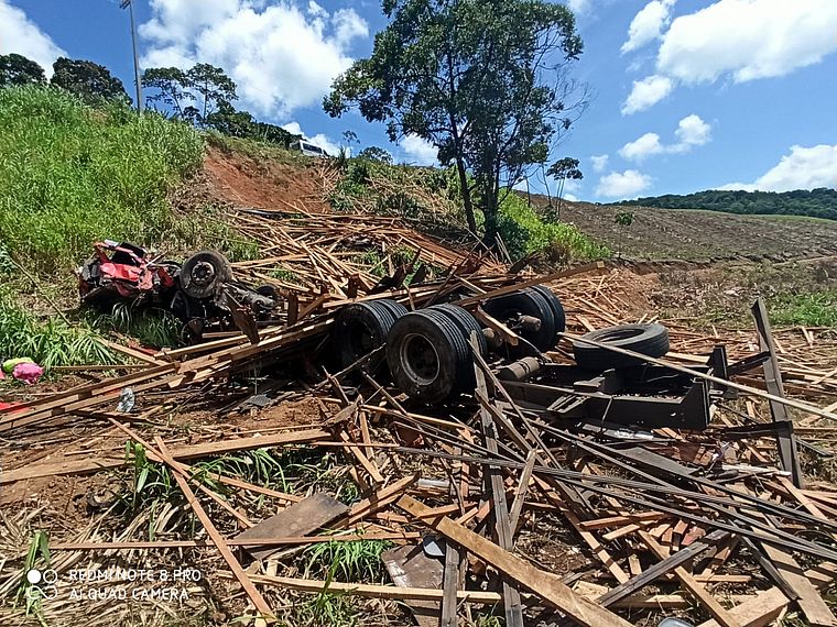 Mulher morre e homem fica gravemente ferido em acidente de caminhão, no interior de AL