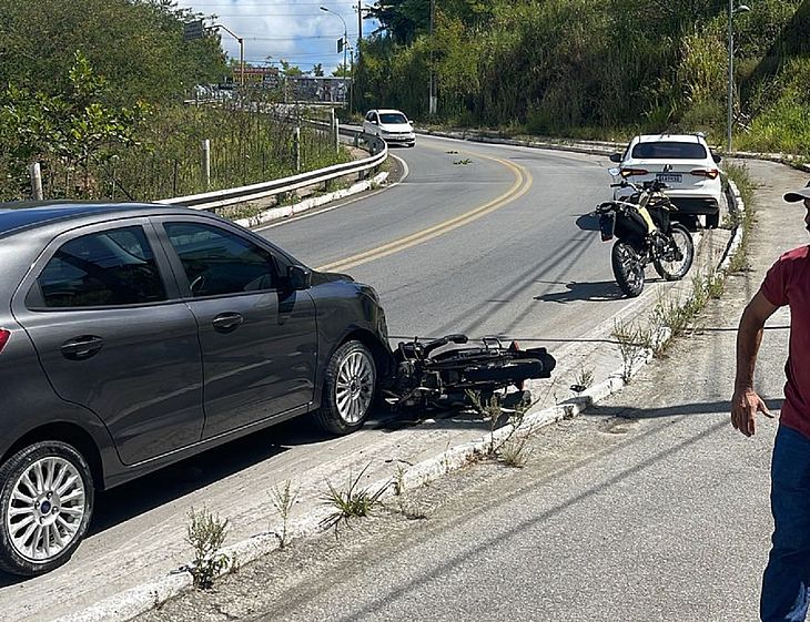 Motociclista de app morre após colidir com carro na Avenida Pierre Chalita