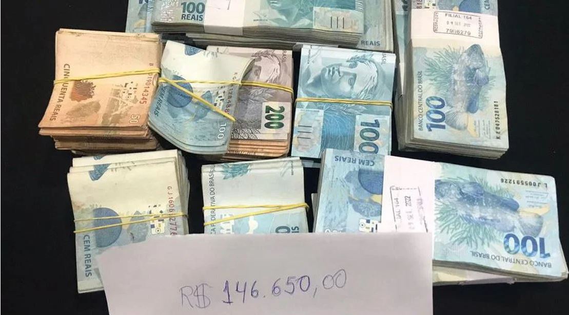 PF apreende R$ 145 mil e santinhos de candidato dentro de restaurante em Maceió