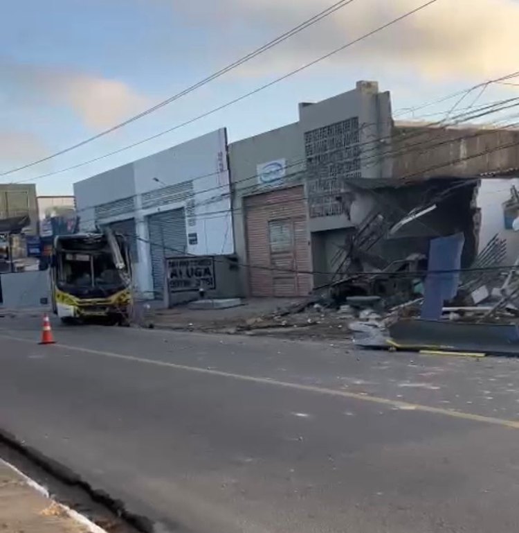 Motorista de ônibus sofre mal súbito e atinge poste no Feitosa