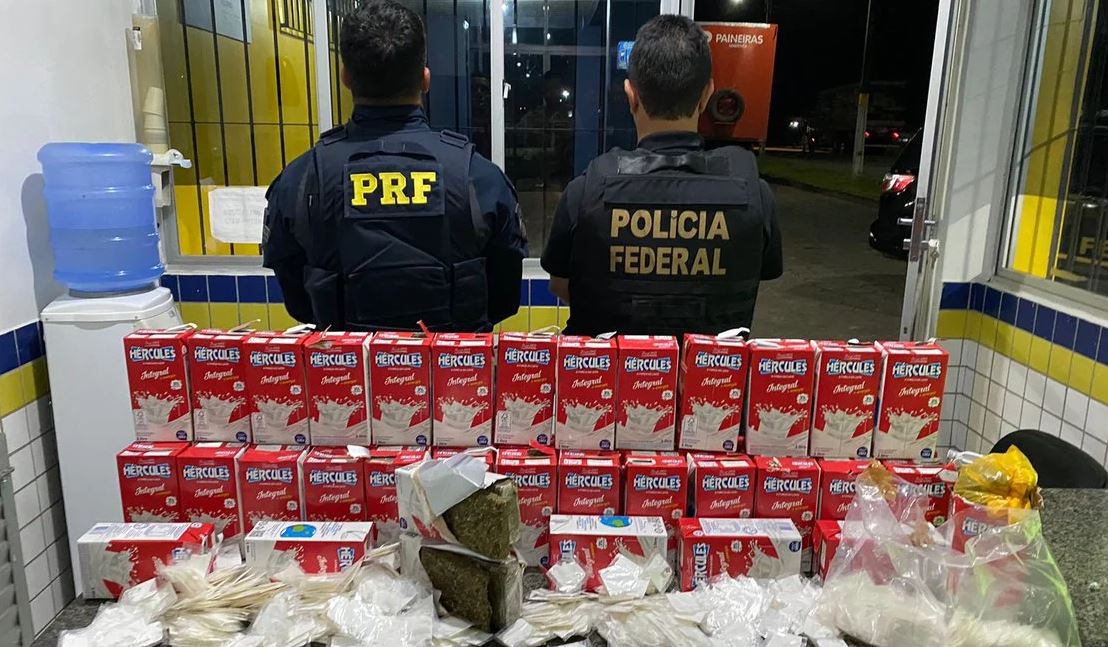 Grande quantidade de maconha escondida em caixas de leite é apreendida em ônibus pela PF e PRF