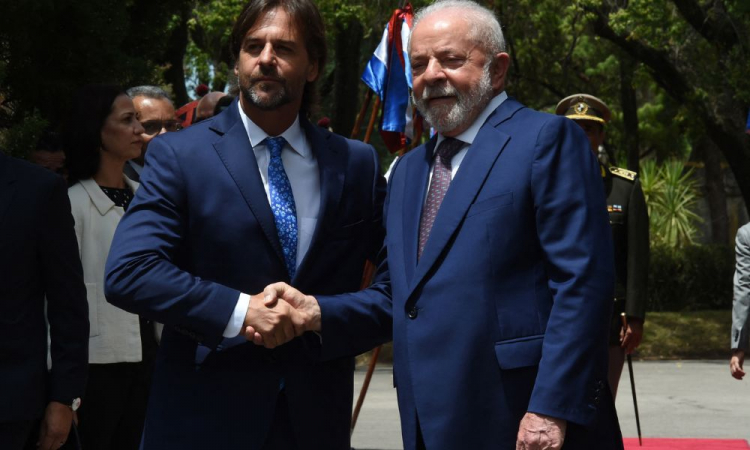 O presidente do Uruguai, Luis Lacalle Pou (L), cumprimenta o presidente do Brasil, Luiz Inácio Lula da Silva, na residência presidencial em Montevidéu, em 25 de janeiro de 2023, durante a visita de Lula ao Uruguai