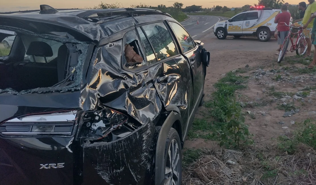 Carros ficam destruídos após colisão em cruzamento, no Agreste alagoano