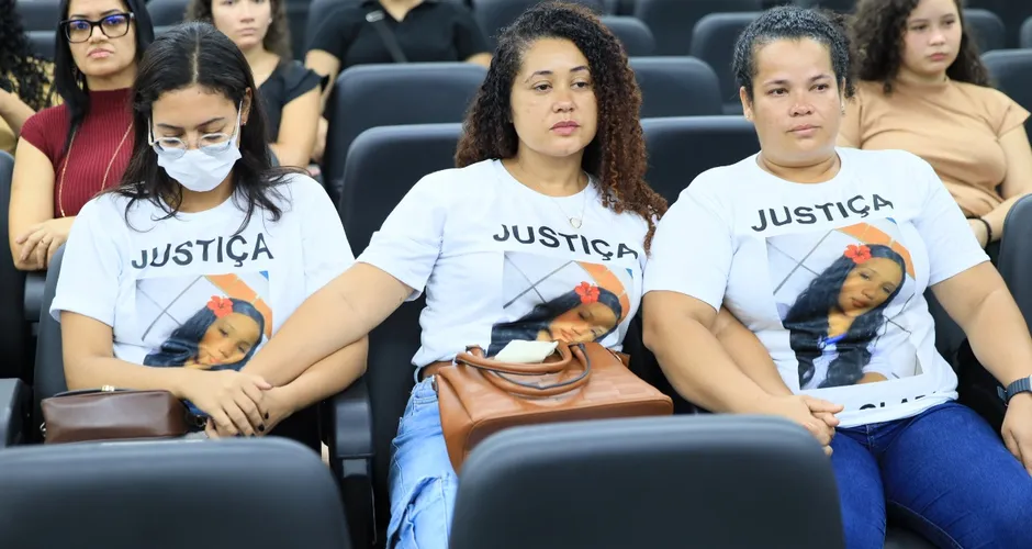 		'Minha filha era meu tudo', diz mãe de jovem assassinada por Serial Killer de Maceió    Familiares da vítima acompanham júri popular de Albino Santos de Lima. — Foto: Assessoria MPE/AL