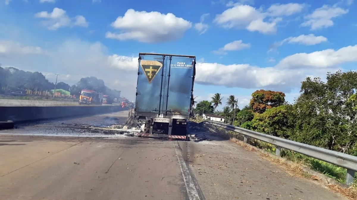 Carreta pega fogo após colidir com moto na BR 101 em São Sebastião no interior de Alagoas (imagem: PRF)