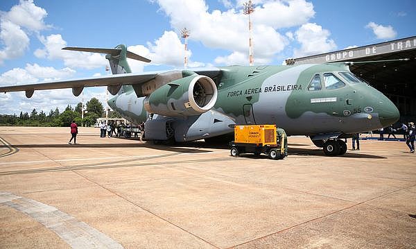 FAB persegue avião, força pouso em plantação de soja e acha carga de R$ 15 milhões de cocaína