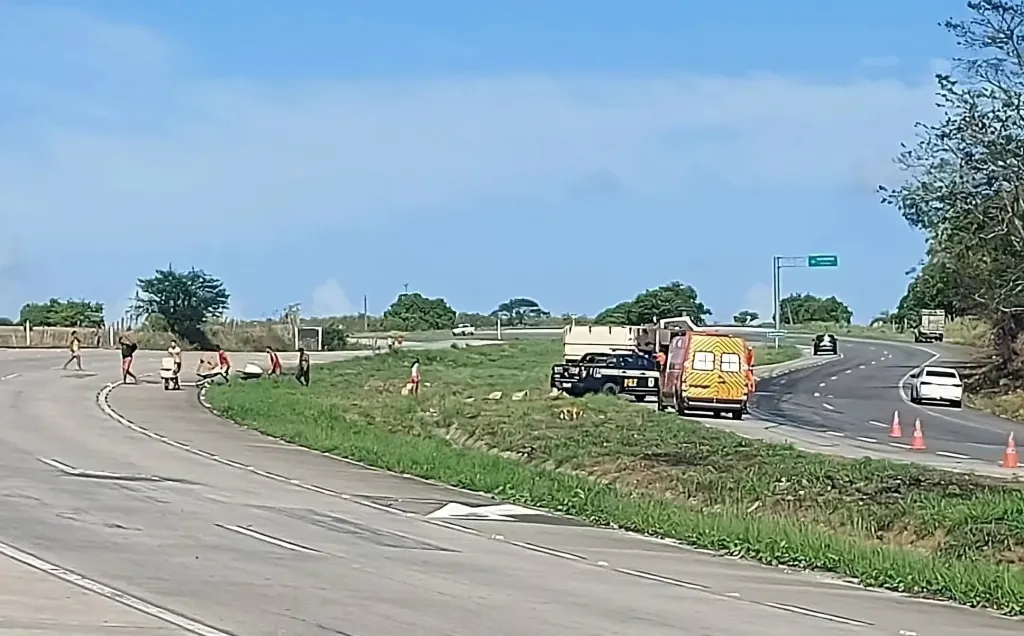 Carreta tomba e carga de biscoito é saqueada na BR-101 em Alagoas