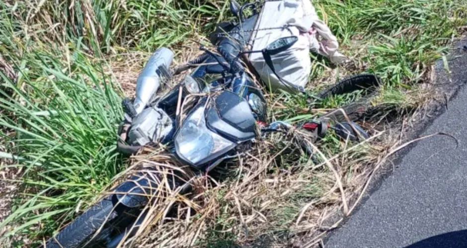 Motocicleta ficou danificada após o acidente. Foto: Cortesia