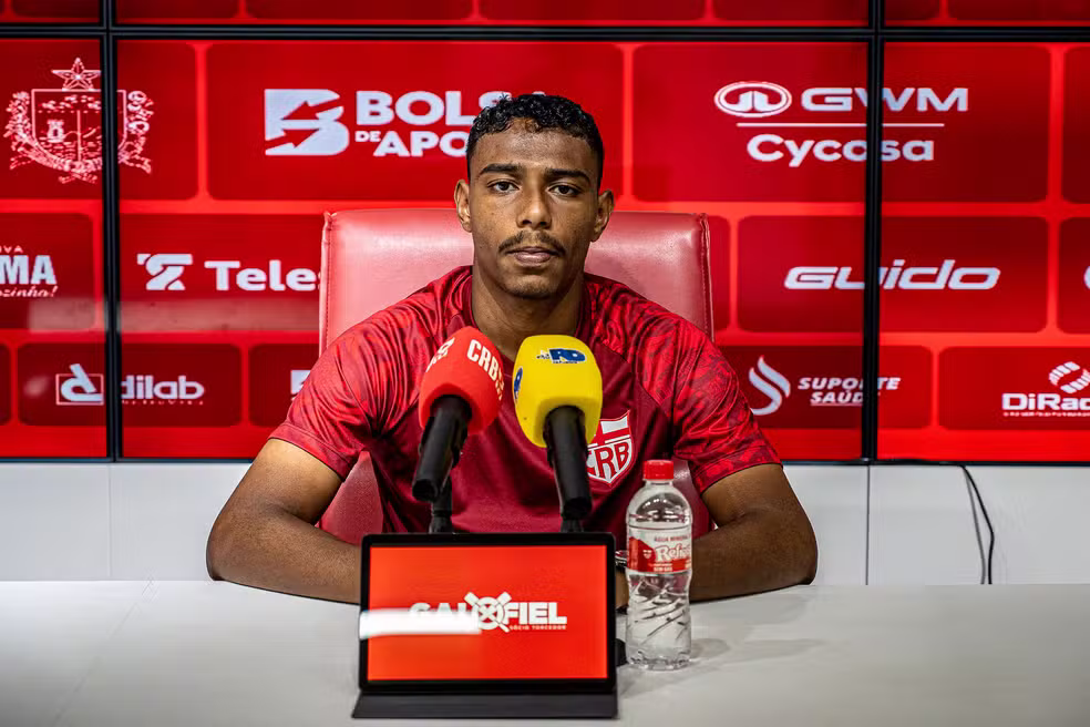Emprestado pelo Vasco, Lyncon ganha espaço no CRB com Fábio Matias: "Me deu confiança"