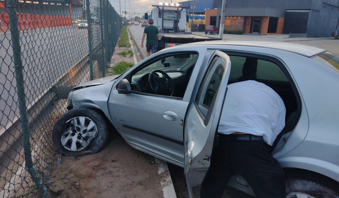 Motorista cochila no volante e bate carro em alambrado na AL 220