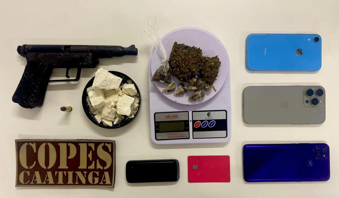 No Sertão, dupla foi flagrada com arma artesanal, drogas e dois smartphones - Foto: ASCOM PMAL