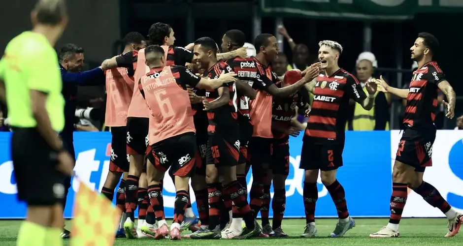 Flamengo vence o Palmeiras no Allianz Parque e cola na liderança do Brasileirão