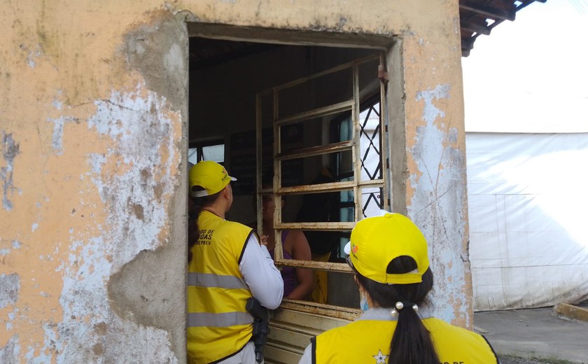 Sob efeito de drogas, mulher é presa ao deixar bebê cair no chão