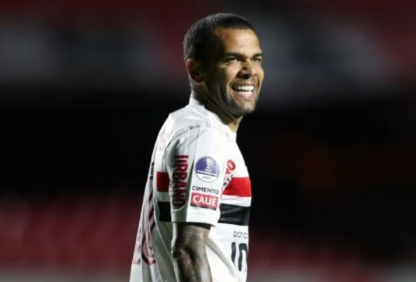 Daniel Alves tem contas bloqueadas por dívida em banco e é 'salvo' por depósito MILIONÁRIO de clube paulista