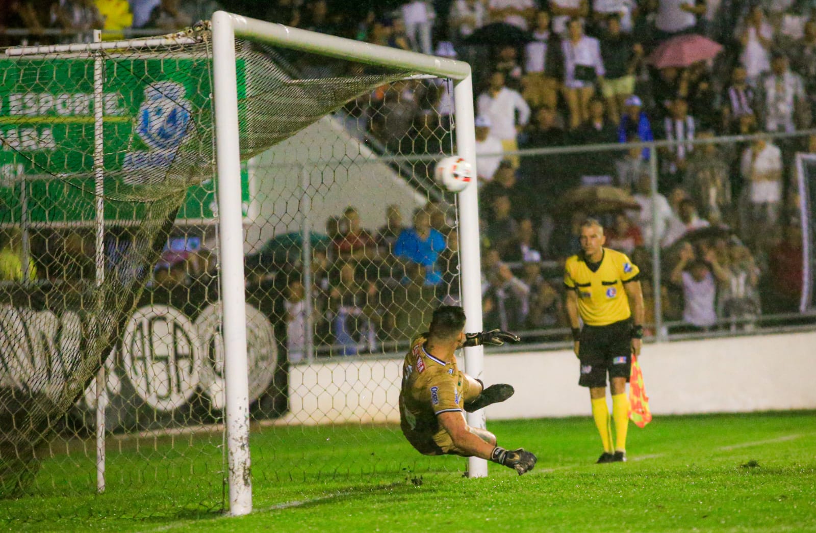 Renan Rinaldi até pegou duas cobranças, mas não conseguiu dar título ao ASA - Foto: Ailton Cruz