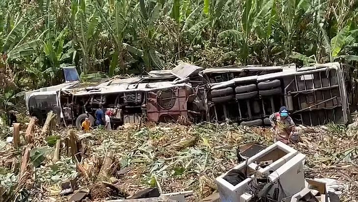 Trio elétrico capota e deixa três pessoas mortas e seis feridas no interior de Pernambuco