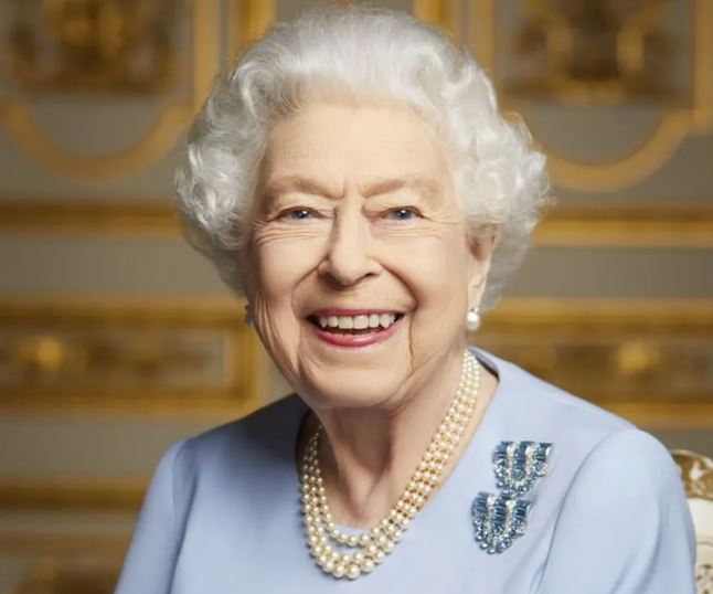 A fotografia da Rainha no Castelo de Windsor foi tirada em maio de 2022 — Foto: Royal Household/Ranald Mackechnie via BBC