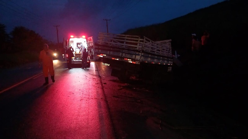 Quatro pessoas se feriram em acidente de caminhão. - Foto: Corpo de Bombeiros de Alagoas