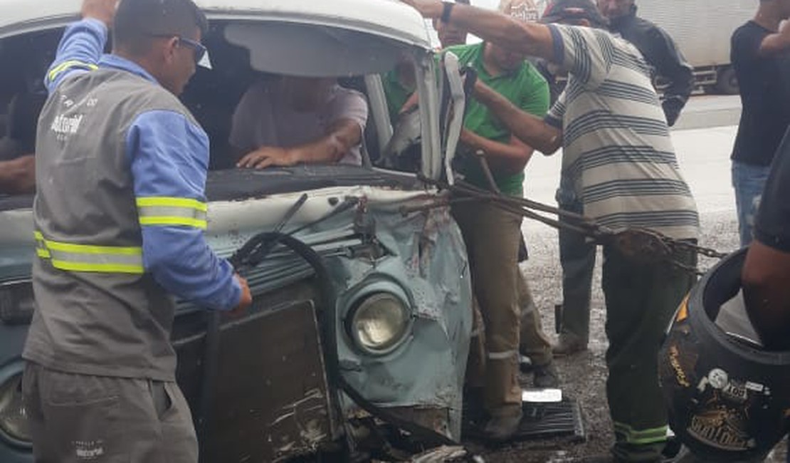 Acidente envolvendo kombi e carro deixa 5 feridos no Agreste alagoano