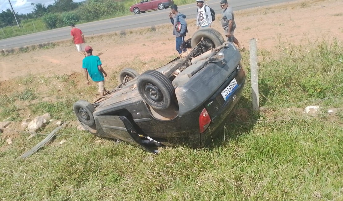 Motorista abandona veículo após capotamento na AL-115, entre Igaci e Palmeira dos Índios