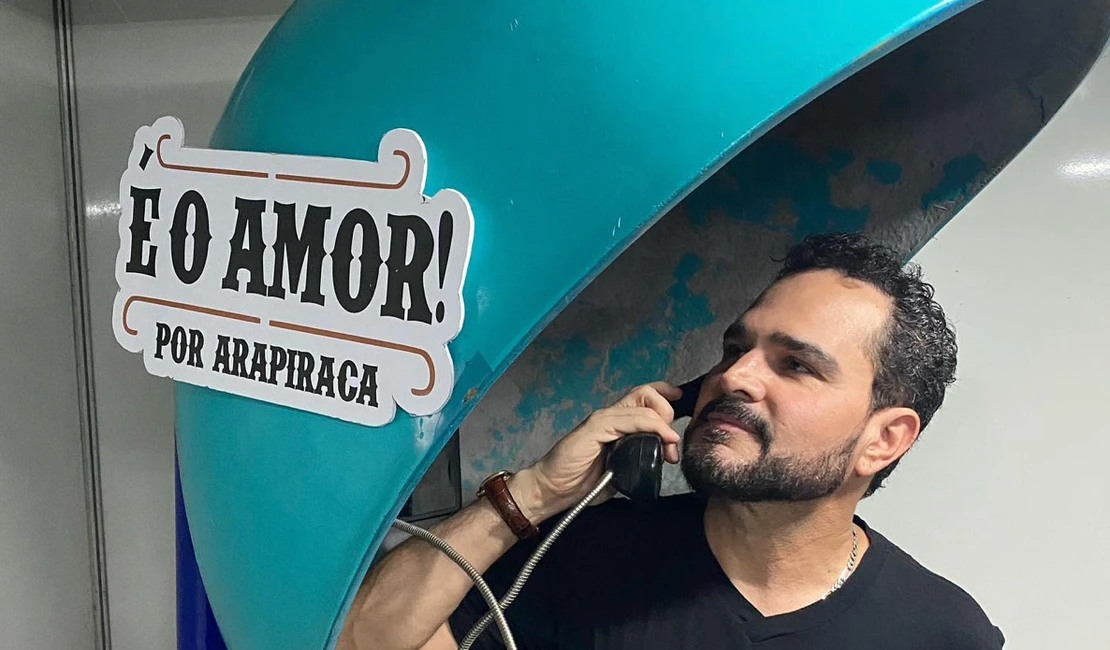 Luciano, da dupla com Zezé, posta foto com declaração para Arapiraca em orelhão: 'É o amor!'