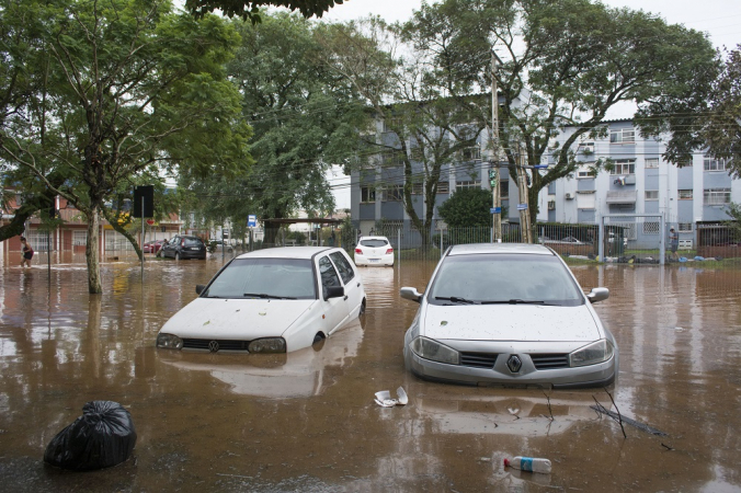 Cidades gaúchas usam bombas de drenagem para escoar água de enchentes