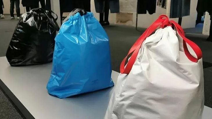 Marca famosa vende bolsa inspirada em sacos de lixo por R$ 9 mil