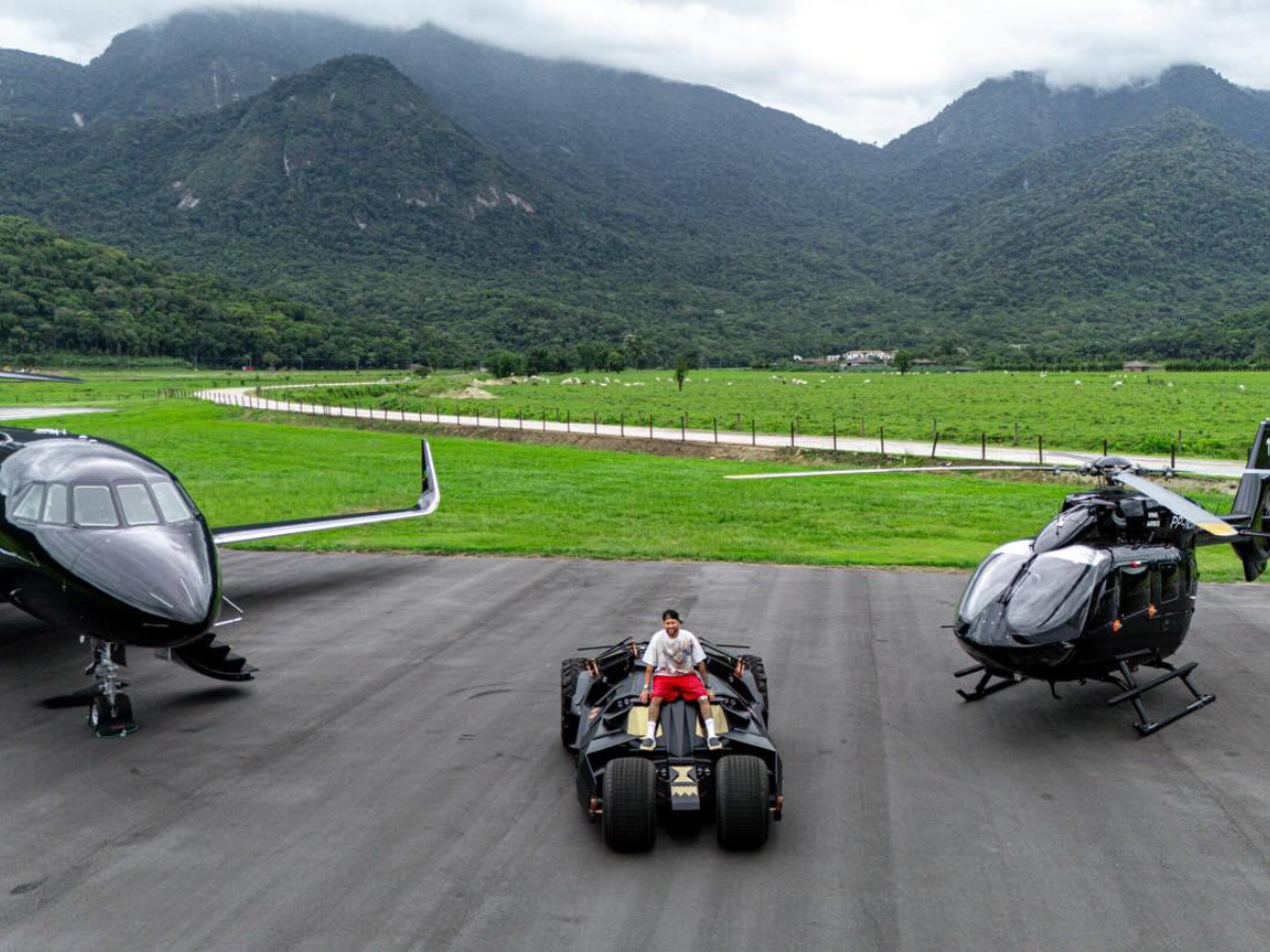 Neymar posa com jatinho, helicóptero e Batmóvel. Saiba o valor da frota!