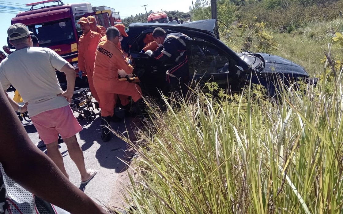 Motorista fica preso às ferragens após colisão em Maragogi