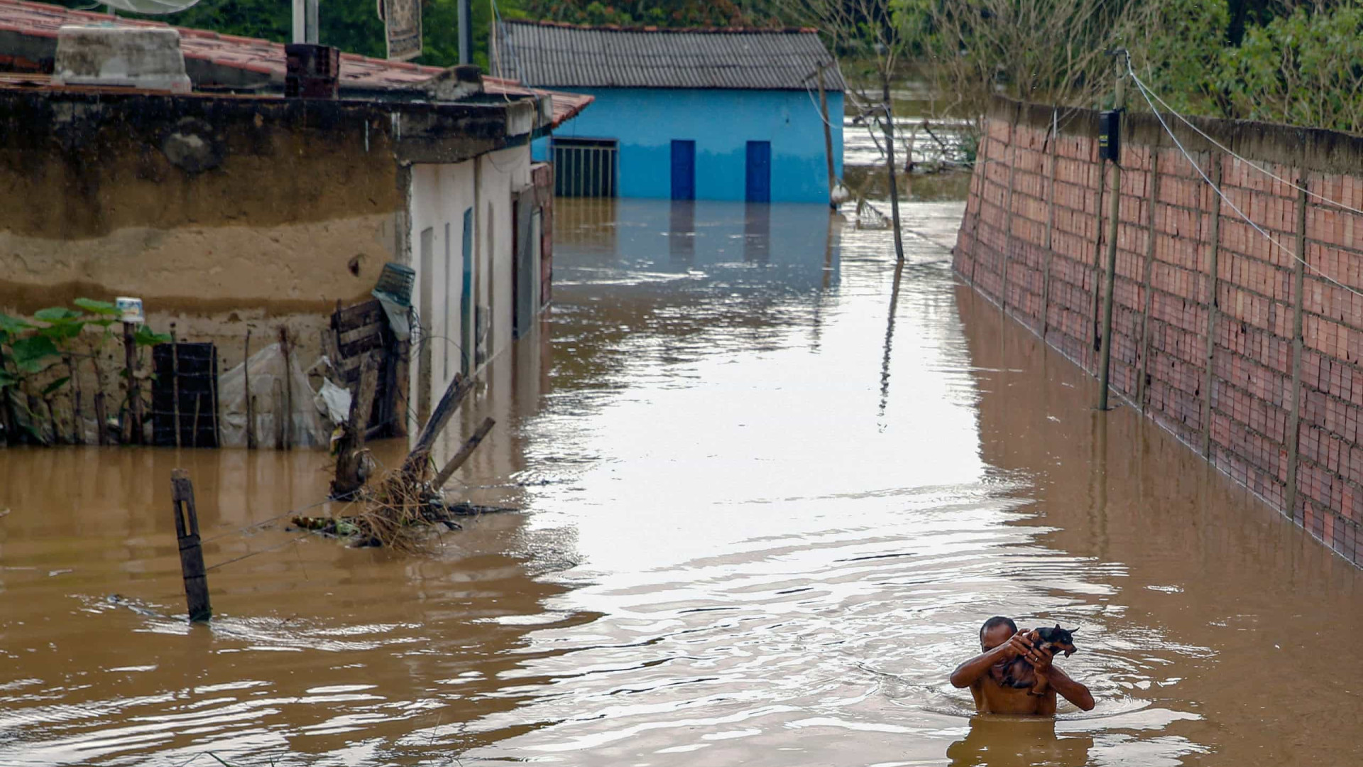 Recife e Maceió enfrentam enchentes na segunda, e há previsão de novas chuvas