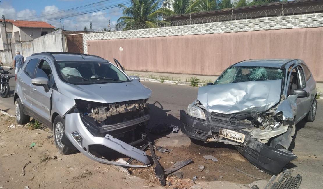 Três pessoas ficaram feridas na batida frontal entre dois carros próximo ao HEA, em Arapiraca 