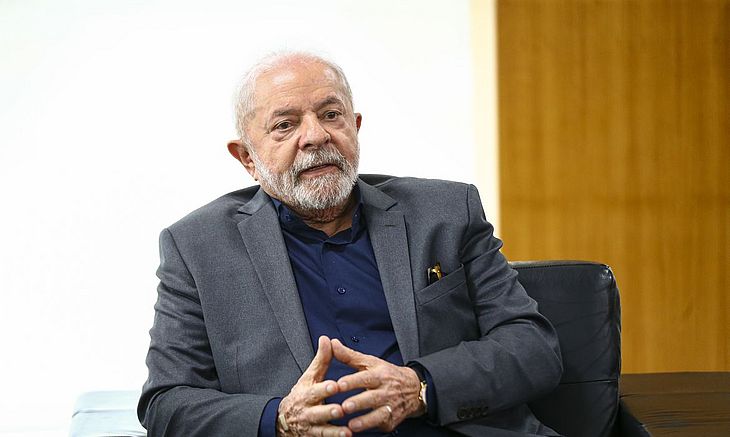 Lula diz que fêmur dói 'sentado, de pé e deitado' e confirma cirurgia no fim de setembro