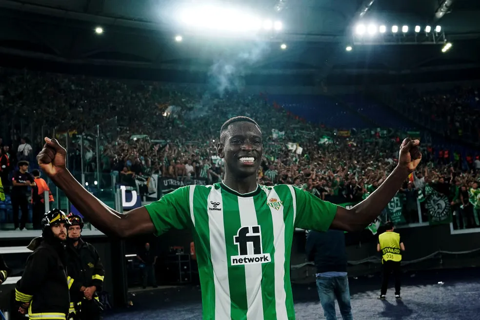 Luiz Henrique comemora vitória e gol decisivo pelo Betis, na Liga Europa, sobre a Roma — Foto: Getty Images