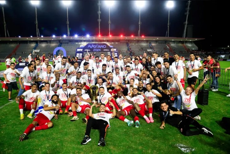 Campeões, jogadores do CRB recebem troféu e fazem a festa no Rei Pelé