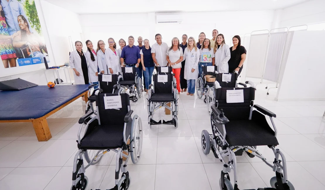 Prefeito Júlio Cezar entrega cadeiras de roda para pacientes do Credefipi