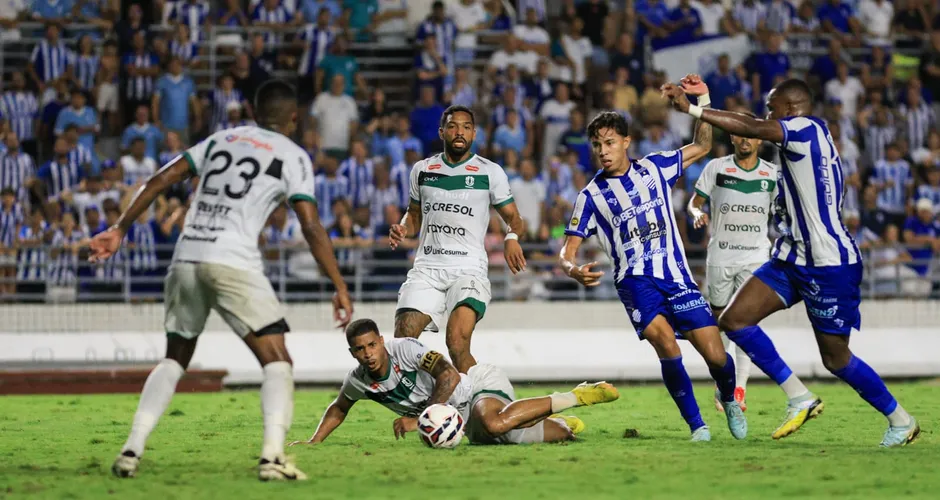 				CSA absoluto! Azulão bate Maringá de virada no Rei Pelé: 3 x 2    CSA em disputa física contra a marcação do Maringá. Ailton Cruz