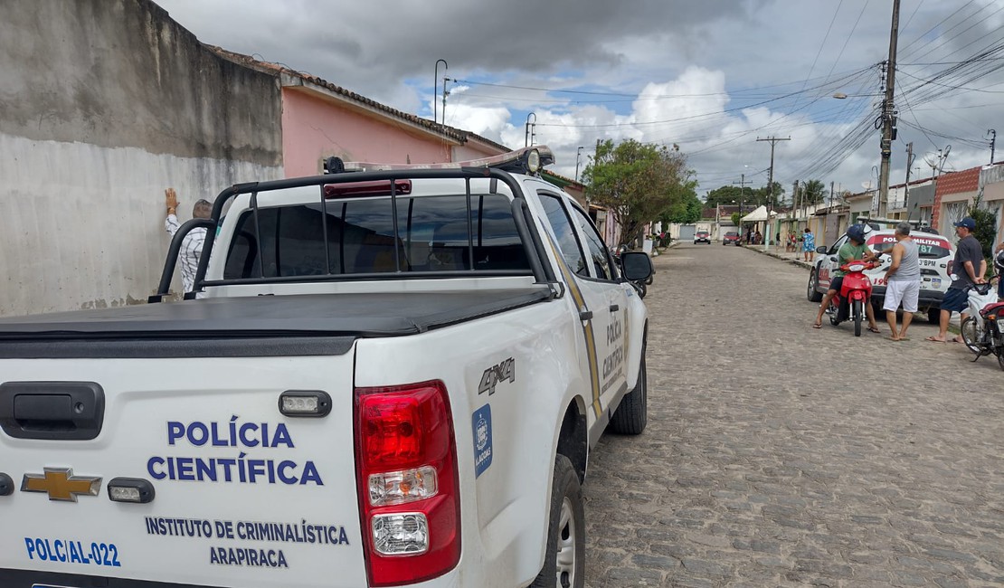 Mãe encontra filho morto, caído na sala de casa