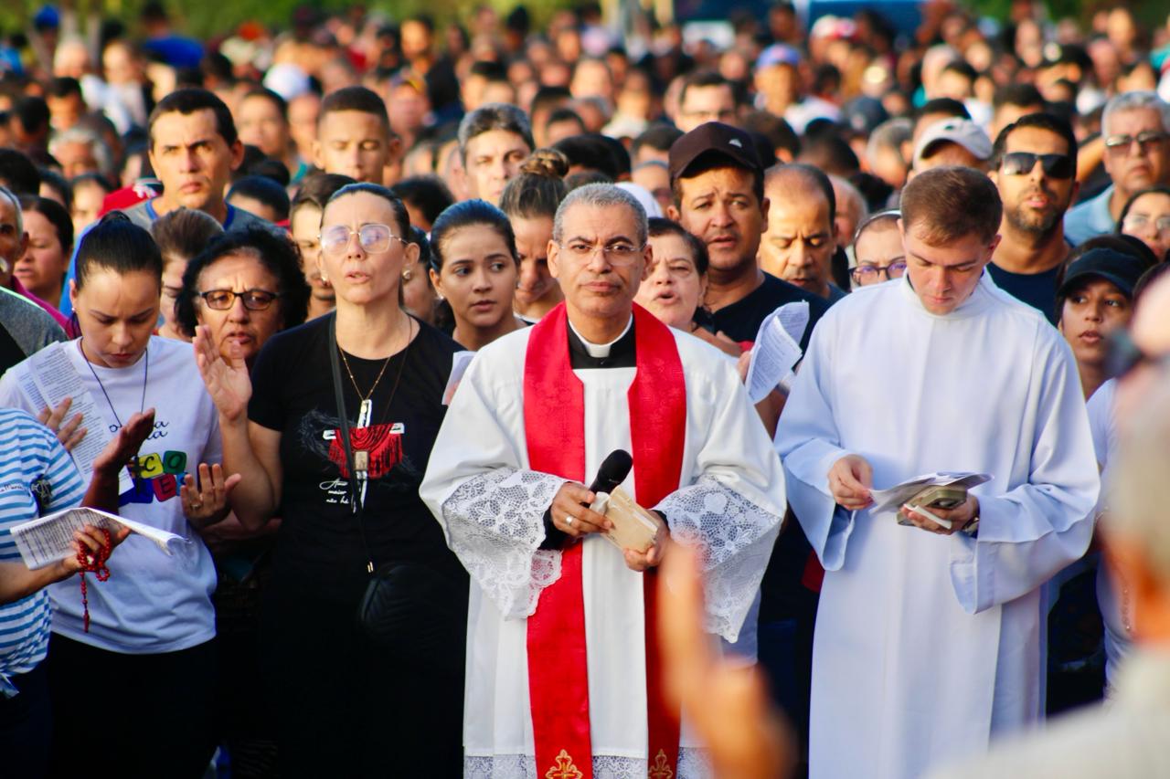 Em Palmeira, fiéis iniciam a Sexta-feira Santa com via sacra penitencial até o Cristo, na Serra do Goiti