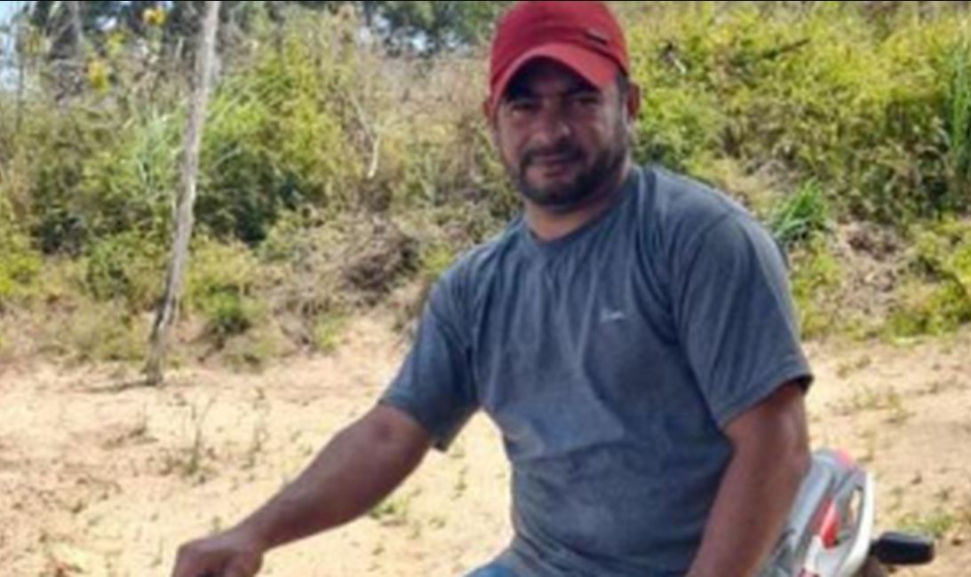 ﻿﻿Agricultor sobra em curva, colide em estacas e morre na zona rural de Feira Grande - Foto: Redes Sociais