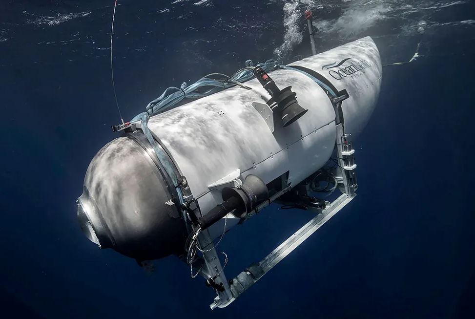 Peças do submarino e possíveis restos humanos são levados a investigadores para descobrir a causa da implosão