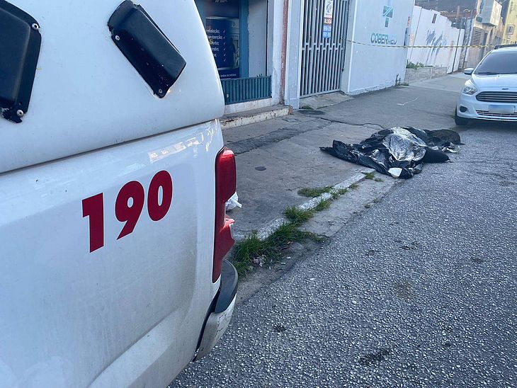 Homem é atacado e assassinado a facadas em calçada no bairro do Farol