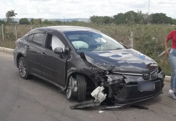 Carro e van colidem na AL-115, na divisa de Palmeira dos Índios e Igaci