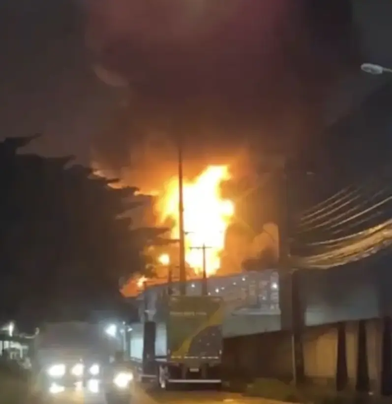 Incêndio de grandes proporções atinge fábrica de plástico no Distrito Industrial