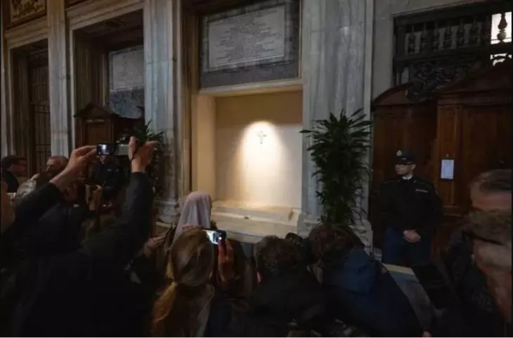 Centenas pessoas fazem fila em 1º dia de visitação do túmulo do papa Francisco