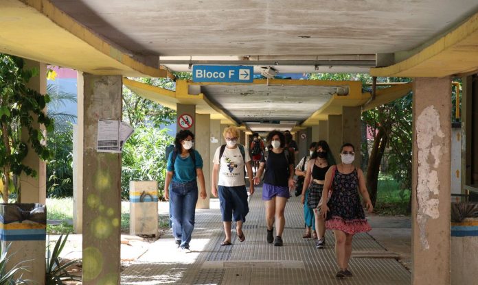 Ministro da educação diz que não houve cortes nas universidades, mas limitação temporária