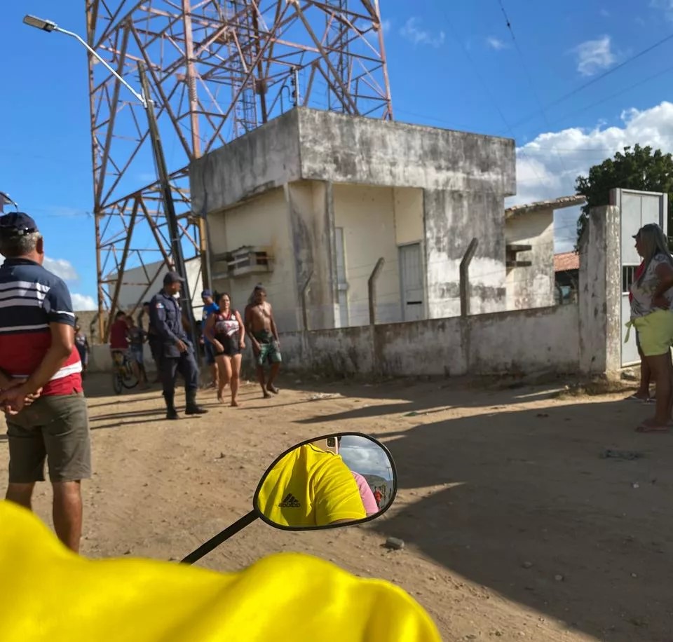 Bombeiros são chamados para salvar mulher em surto em torre de telefonia