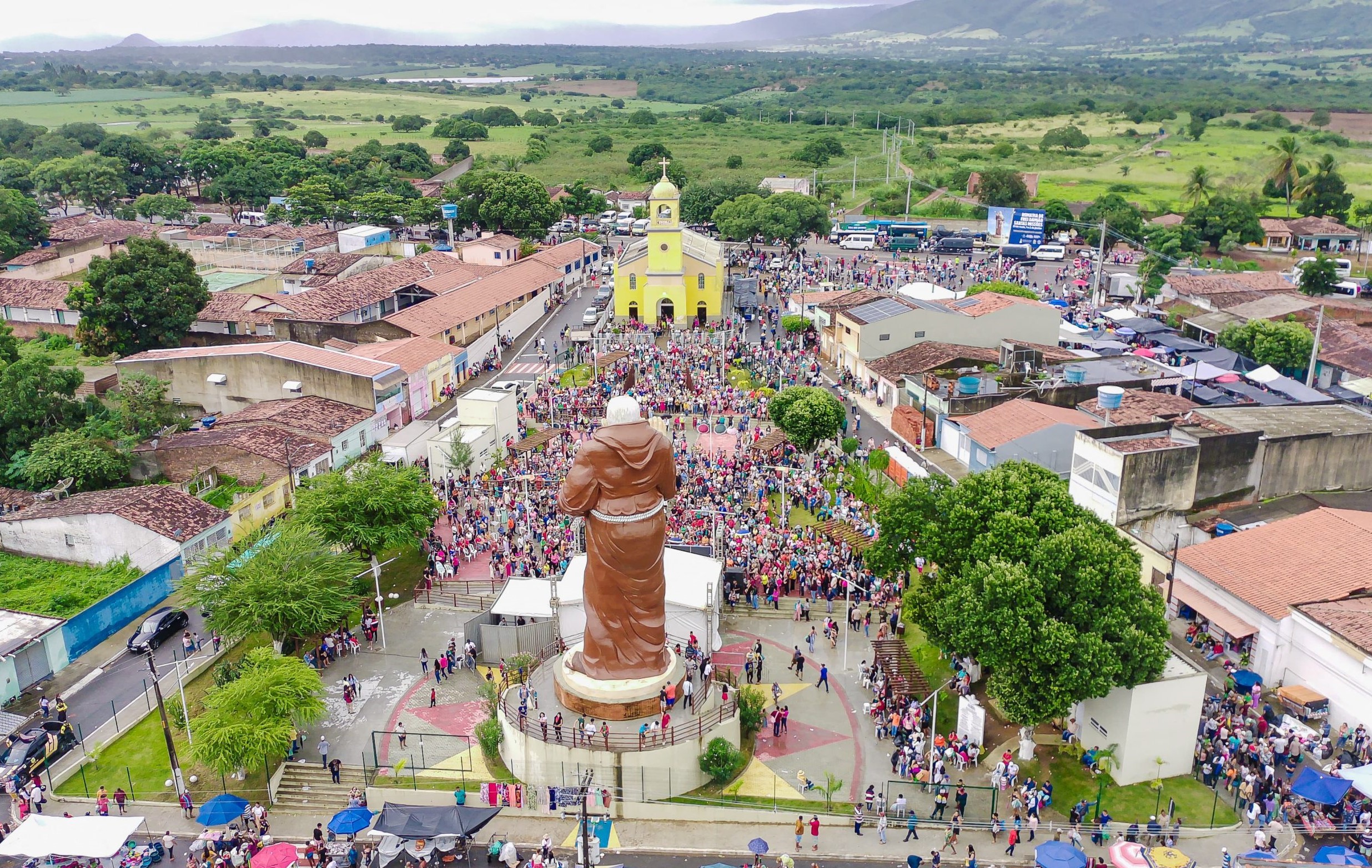 Distrito de Canafístula de Frei Damião celebra encerramento da romaria com show emocionante de padre Ezequiel