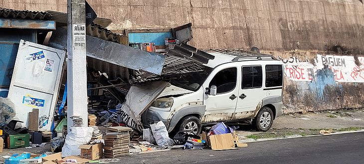 Carros batem em cruzamento e um invade banca de livros no Centro de Maceió