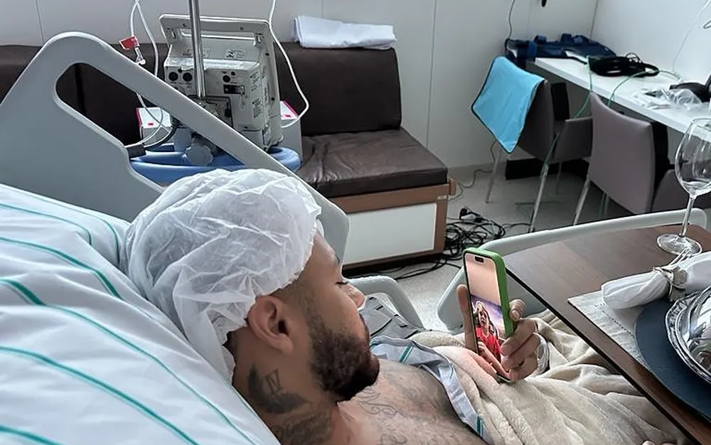 Neymar 'está bem' e já repousa no quarto após cirurgia no joelho